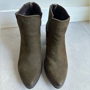 Steve Madden Pawel Green Suede Block Heel Booties Size 6.5